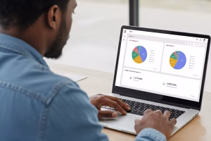 IT manager using DMS for Interactive Displays